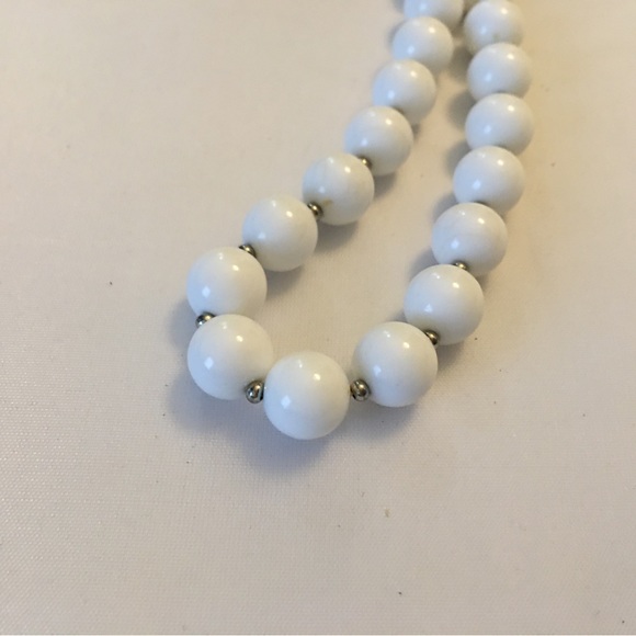 Vintage white bead necklace - Picture 4 of 6